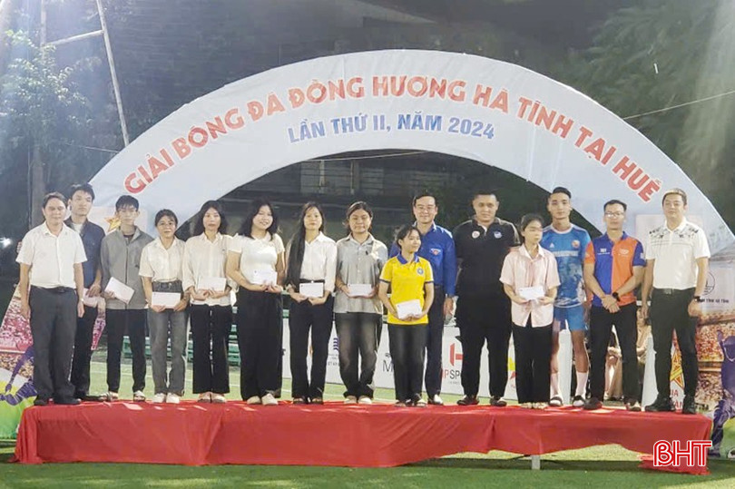 Ban tổ chức giải đấu trao quà cho các học sinh, sinh viên quê Hà Tĩnh tại Thừa Thiên Huế gặp hoàn cảnh khó khăn vươn lên học giỏi. bqbht_br_675fa9ab-af2c-411d-9ae8-7619e3e9351c.jpg