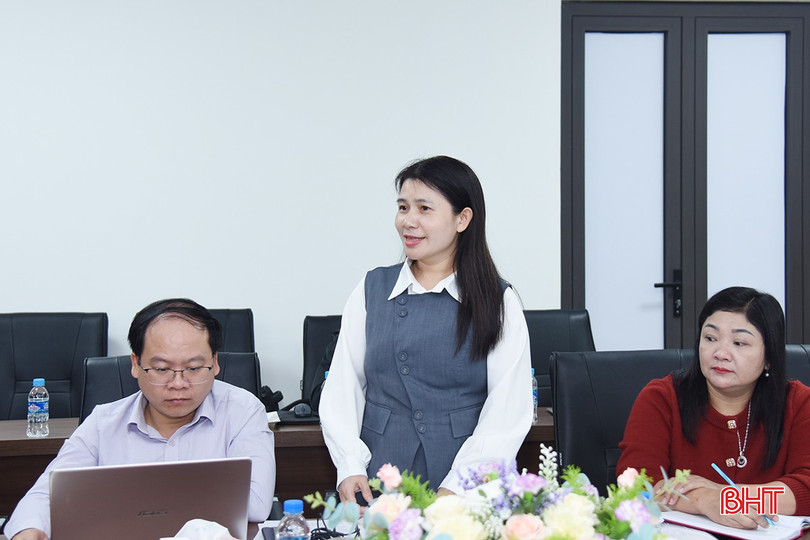Phó Trưởng Phòng Tuyên truyền, Báo chí và Xuất bản (Ban Tuyên giáo Tỉnh ủy) Trần Thị Tố Uyên làm rõ một số nội dung kết quả chấm giải. bqbht_br_dsc-7113-copy.jpg