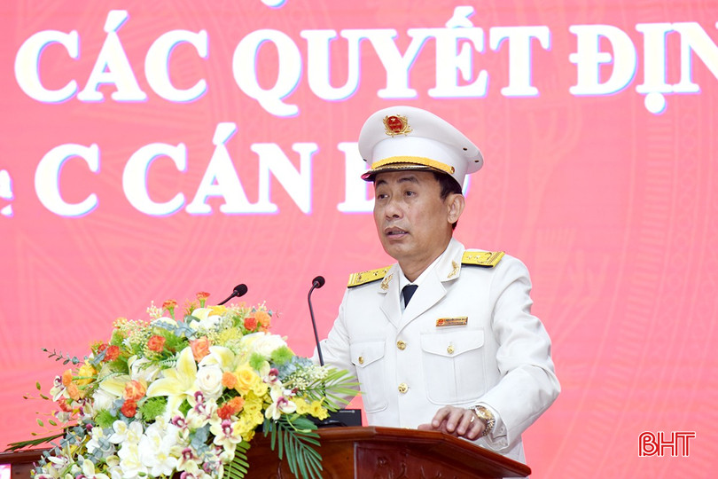 Ông Nguyễn Cảnh Bảy - Trưởng phòng Tổ chức cán bộ công bố các quyết định. bqbht_br_dsc-4943-copy.jpg