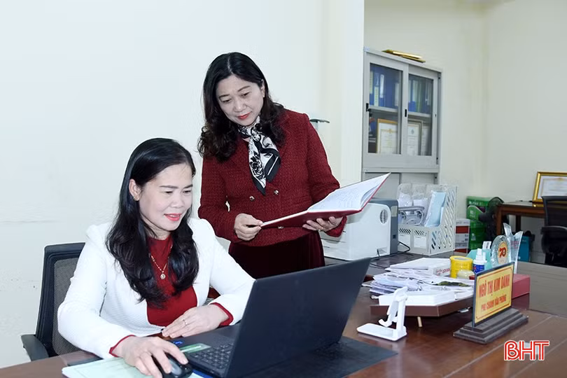 Chị Ngô Thị Kim Oanh (bên trái) và chị Trần Thị Oanh (bên phải) - cùng là Phó Chánh văn phòng Sở NN&amp;PTNT đã sẵn sàng tâm thế để thực hiện tinh giản bộ máy theo chủ trương của Trung ương và phương án của tỉnh.