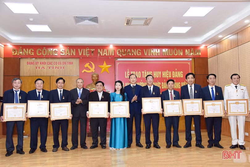 Trưởng ban Tổ chức Tỉnh ủy Võ Hồng Hải và Bí thư Đảng ủy Khối CCQ&amp;DN tỉnh Đặng Ngọc Sơn trao huy hiệu Đảng cho các đảng viên.