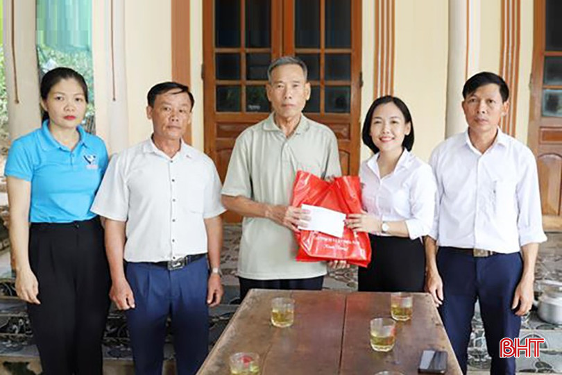 Ông Ngọ (ngoài cùng bên phải) khi đang là Phó Chủ tịch UBND xã đã đến thăm, tặng quà gia đình chính sách trên địa bàn. bqbht_br_z5726903686254-538cafcd00b798ff114c2db83f0589c7-gozrfq7t0uo1r63w.jpg