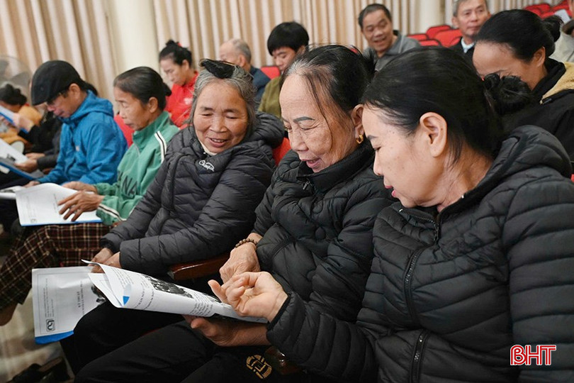 Người dân tìm hiểu các kiến thức tập huấn về chăn nuôi gà thương phẩm qua bộ tài liệu được phát tại hội nghị.