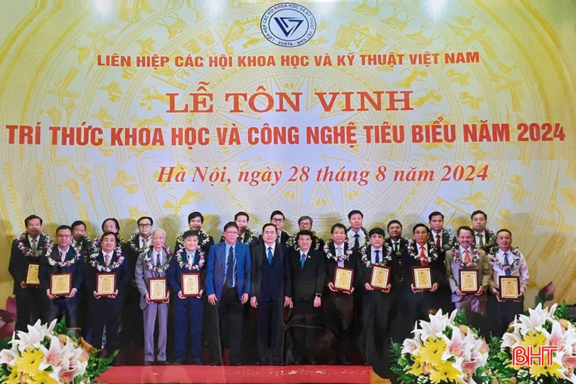 Chủ tịch Quốc hội Trần Thanh Mẫn dự lễ và trao biểu trưng tôn vinh các trí thức tiêu biểu năm 2024. (Trong ảnh: Ths Nguyễn Việt Thắng đứng thứ 4 từ phải sang hàng sau). fsfsfetwetwtw.jpg
