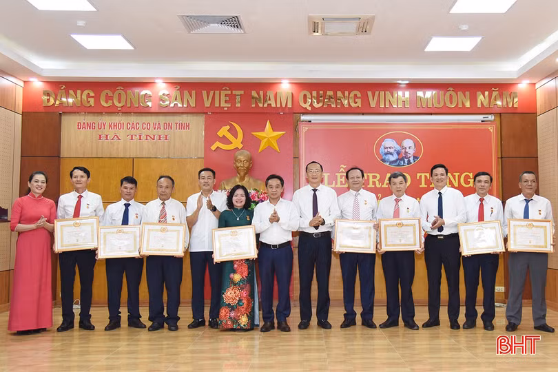 Ban Thường vụ Đảng ủy Khối CCQ&amp;DN Hà Tĩnh tổ chức lễ trao Huy hiệu Đảng dịp Quốc khánh 2/9.