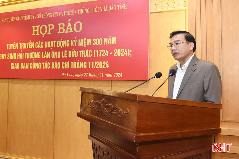 Phó Giám đốc Sở VH-TT&DL Trần Xuân Lương báo cáo kết quả công tác chuẩn bị và triển khai các hoạt động 300 năm Ngày sinh Hải Thượng Lãn Ông Lê Hữu Trác tỉnh Hà Tĩnh. bqbht_br_dsc-8097-copy.jpg