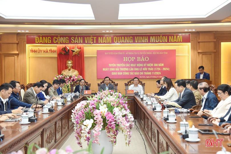 Trưởng ban Tuyên giáo Tỉnh ủy Hà Văn Hùng và lãnh đạo Sở TT&TT, Hội Nhà báo tỉnh chủ trì họp báo. bqbht_br_dsc-8084-csopy.jpg