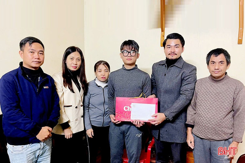 Đại diện các đơn vị tài trợ trao quà cho em Trần Đình Lê Huy (TP Hà Tĩnh).