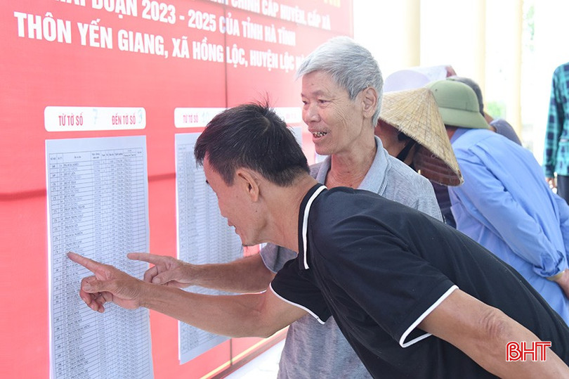 Cử tri xã Hồng Lộc (Lộc Hà) theo dõi danh sách cử tri được niêm yết công khai tại nhà văn hóa thôn. DSC_23d56.jpg