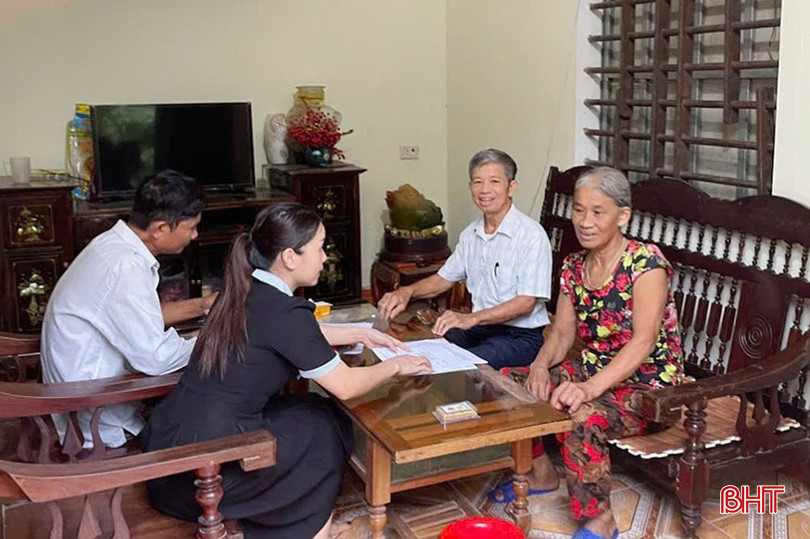 Tại thành phố Hà Tĩnh, việc lấy ý kiến người dân được các tổ tiến hành đưa phiếu đến tận hộ gia đình. sf.jpg