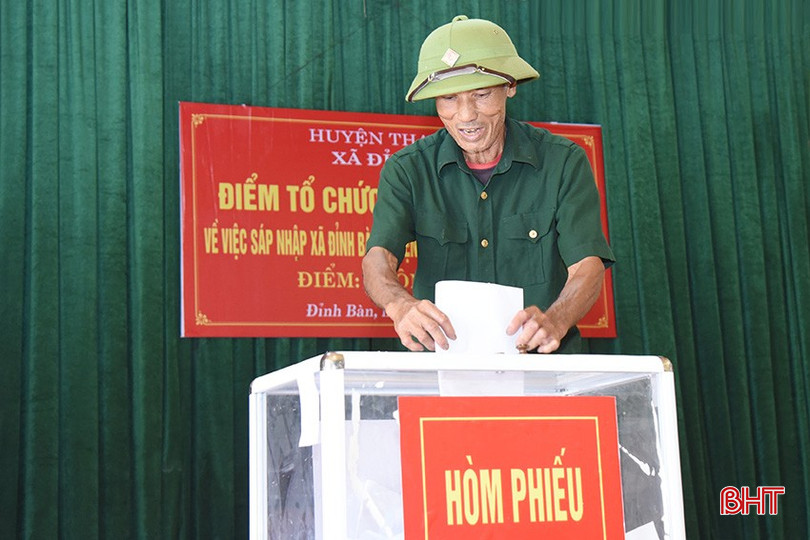 Cử tri xã Đỉnh Bàn (huyện Thạch Hà) bỏ phiếu về việc sáp nhập xã vào thành phố Hà Tĩnh. DSC_2563 copy.jpg