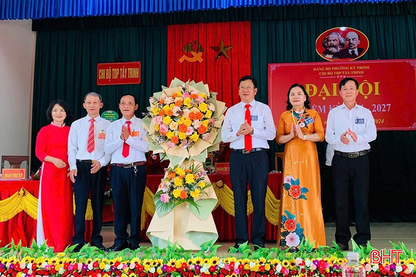 Lãnh đạo Thị ủy Kỳ Anh tặng hoa chúc mừng đại hội điểm Chi bộ tổ dân phố Tây Trinh, phường Kỳ Trinh. z5861751375138_22328368a1dc142c82c38b5b7e2b17bc.jpg