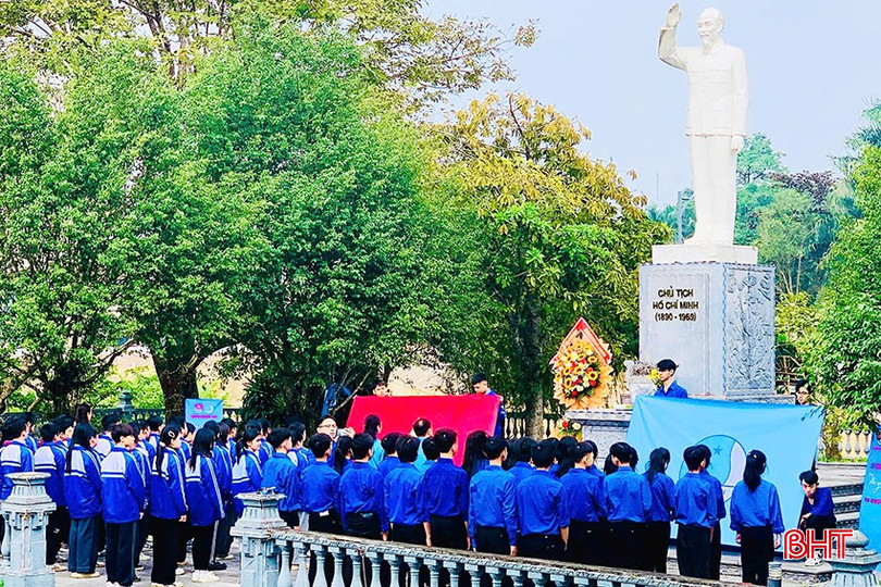 Chào mừng thành công đại hội, thanh niên Hương Khê tổ chức ra mắt mô hình kinh tế; khám, cấp phát thuốc miễn phí cho bà con nhân dân; ra quân đổ bê tông làm đường, chăm sóc vườn ươm thanh niên và tổ chức lễ chào cờ &quot;Tôi yêu Tổ quốc tôi&quot; trước tượng đài Bác Hồ.