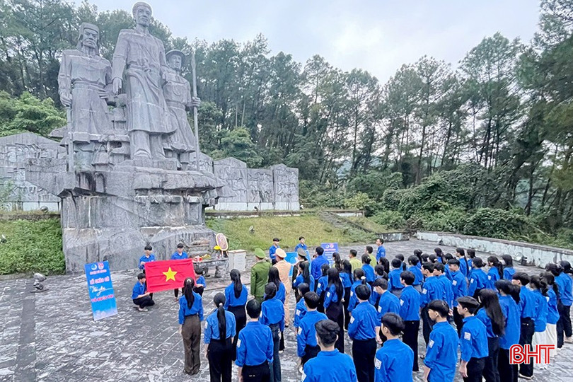 Huyện Đoàn - Hội LHTN huyện Vũ Quang tổ chức lễ chào cờ tại tượng đài nhà yêu nước Phan Đình Phùng và nghĩa quân...