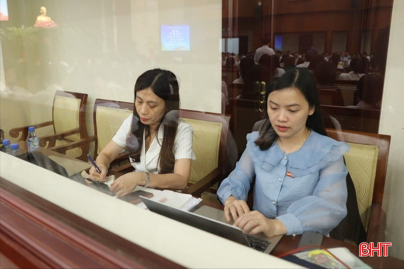 Tác giả (ngoài cùng bên phải) cùng đồng nghiệp tác nghiệp tại một sự kiện lớn của tỉnh. bqbht_br_cvz-6108.jpg
