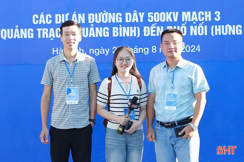 PV Nguyễn Trung (ngoài cùng bên phải) cùng các đồng nghiệp tại sự kiện lớn của tỉnh. bqbht_br_z6726113489637-7910b015151e9457865d7d783b799bb8.jpg
