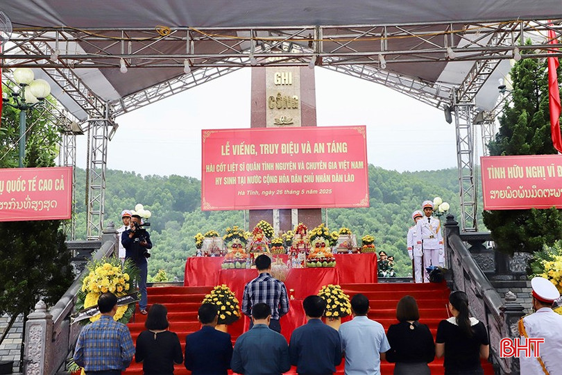 4 năm liên tiếp, PV Nguyễn Trung đều được cơ quan tin tưởng giao nhiệm vụ tuyên truyền về sự kiện lễ truy điệu, an táng hài cốt liệt sỹ hy sinh tại Lào về Nghĩa trang Liệt sỹ Nầm (Hương Sơn). bqbht_br_img-2690-copy.jpg