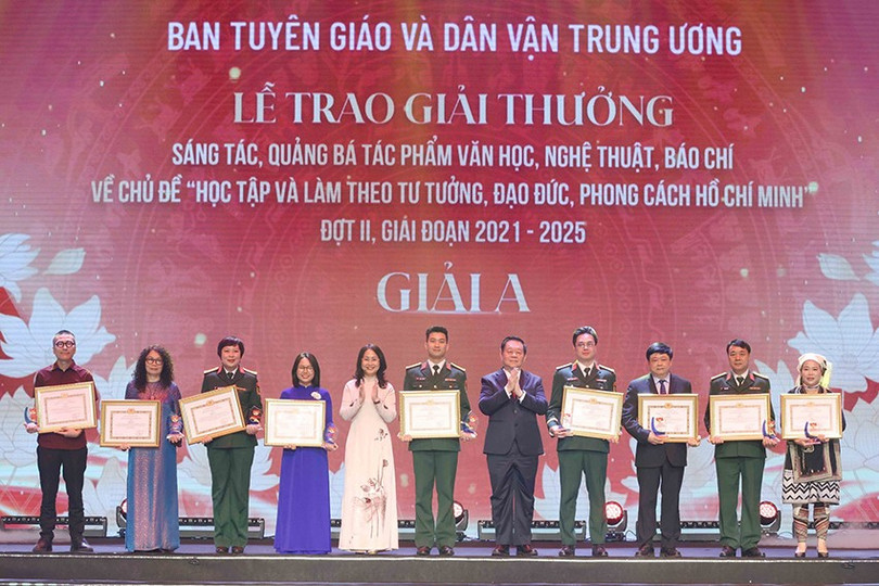 Trao thưởng các tác giả đạt giải A. Ảnh: Phương Hoa/TTXVN. vnapotalletraogiaithuongcactacphamvehocvalamtheochutichhochiminh8042166-17476670859921353491910.jpg