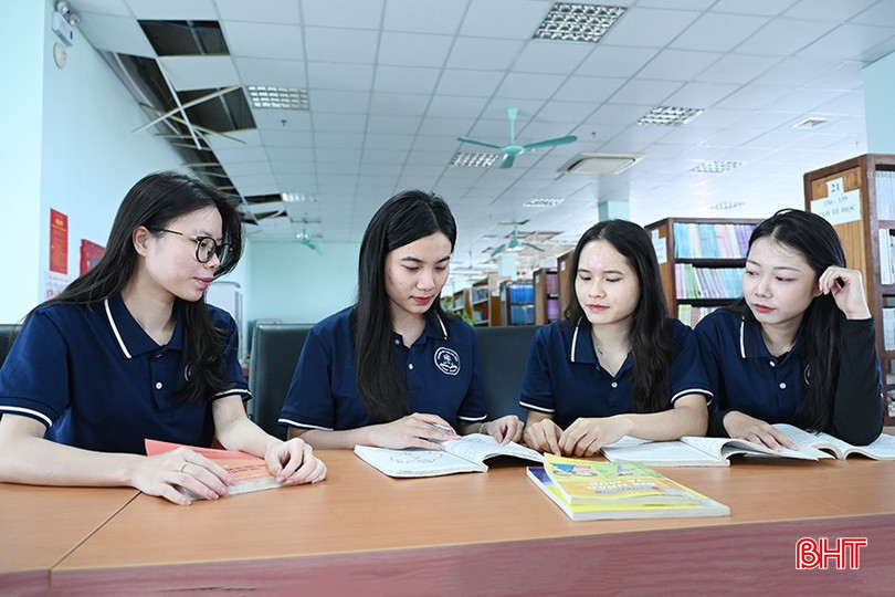 Linh hiện đảm nhiệm vai trò Lớp trưởng lớp K15 - Giáo dục Tiểu học, Ủy viên Ban Thư ký Hội Sinh viên trường. bqbht_br_dsc-7292.jpg