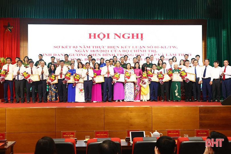 Phó Bí thư Thường trực Tỉnh ủy Trần Thế Dũng, Chủ tịch UBND tỉnh Võ Trọng Hải trao bằng khen cho 21 tập thể và 21 cá nhân có thành tích xuất sắc trong học tập và làm theo tư tưởng, đạo đức, phong cách Hồ Chí Minh giai đoạn 2021 - 2024. Phó Bí thư Thường trực Tỉnh ủy Trần Thế Dũng, Chủ tịch UBND tỉnh Võ Trọng Hải trao bằng khen cho 21 tập thể và 21 cá nhân có thành tích xuất sắc trong học tập và làm theo tư tưởng, đạo đức, phong cách Hồ Chí Minh giai đoạn 2021 - 2024.