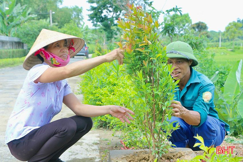 Nữ Bí thư chi bộ thôn 4 Trần Thị Lan luôn tiên phong trong mọi việc. anh 4 copy.jpg
