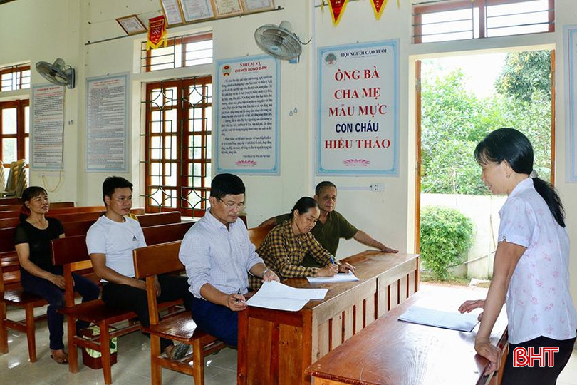 Bà Lan luôn quan tâm lắng nghe ý kiến của đảng viên, Nhân dân. anh 12 copy.jpg