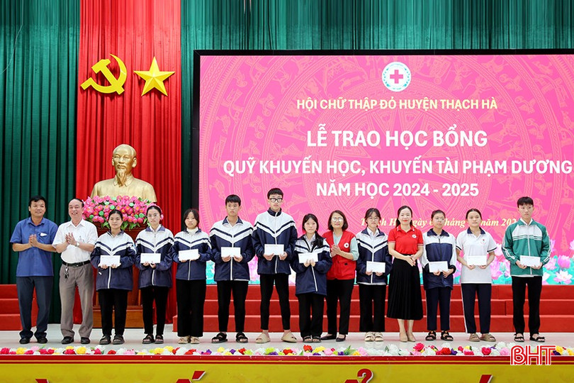 Đại diện Hội Chữ thập đỏ tỉnh và huyện Thạch Hà, Hội Khuyến học huyện Thạch Hà trao học bổng cho các em học sinh. bqbht_br_img-5181-copy.jpg