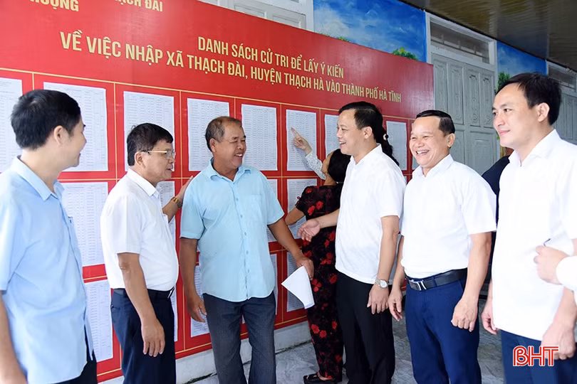 Lãnh đạo huyện Thạch Hà trò chuyện, nắm bắt tâm tư, nguyện vọng của người dân xã Thạch Đài trước thời điểm sáp nhập đơn vị hành chính.