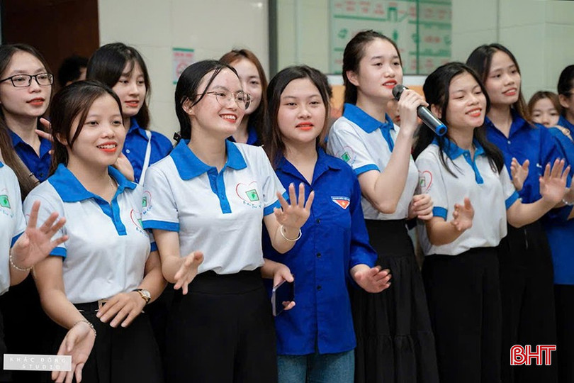 Nguyễn Thị Nhung (người đeo kính) hiện là Phó ban điều phối của Dự án tình nguyện “Một bức tranh – Nhiều hy vọng” tại Hà Tĩnh. bqbht_br_anh-2222-copy.jpg