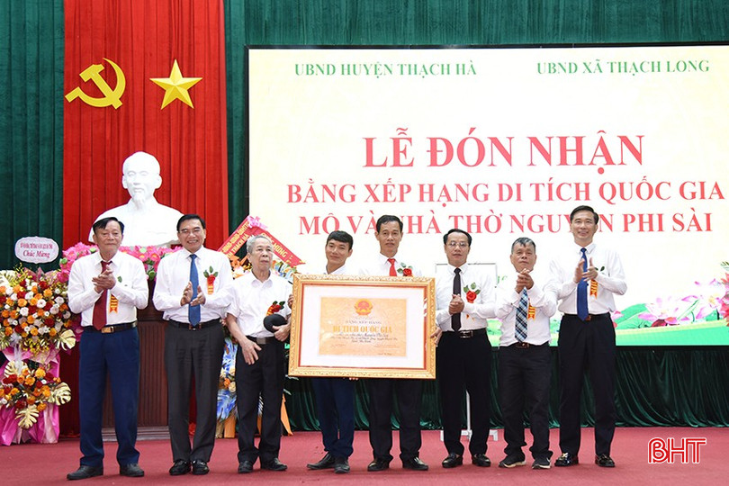 Lãnh đạo Sở VH-TT&DL trao bằng xếp hạng di tích cấp quốc gia cho địa phương và dòng họ. bqbht_br_dsc-6482-copy.jpg