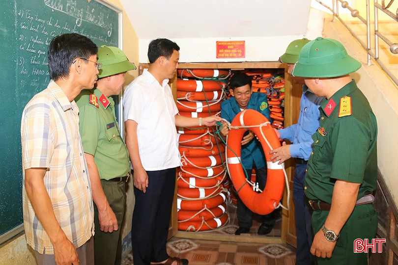 Lãnh đạo huyện Thạch Hà kiểm tra vật tư sẵn sàng phương án khi di dời, cứu hộ người dân trong tình huống ngập lụt ở xã Tượng Sơn. 8b8b9be5-3f6d-4c95-80a6-00788aa5a9fe.jpeg