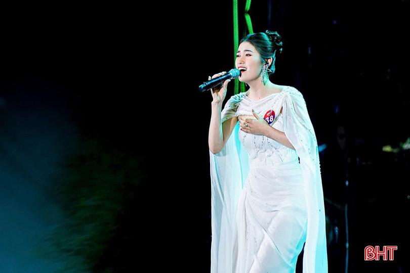 Mộc An thể hiện thành công ca khúc “Dòng sông ký ức” tại đêm chung kết Giải Sao Mai xứ Nghệ 2024. Ảnh NVCC. c7b75793-d22c-407e-88a3-0f33e1e59173-copy-5604-4873.jpg