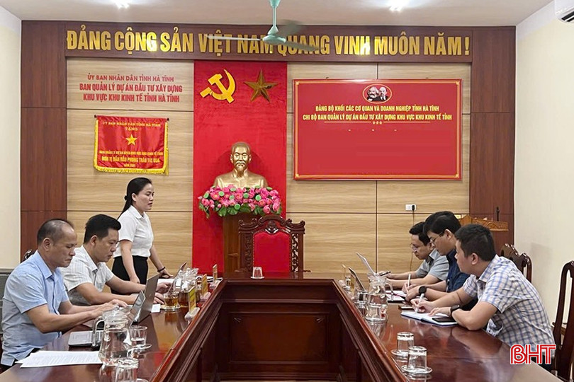 Đoàn giám sát UBKT Đảng ủy Khối thông qua báo cáo giám sát tại Chi bộ Ban Quản lý dự án đầu tư xây dựng khu vực khu kinh tế tỉnh Hà Tĩnh. 12s-796-103.jpg