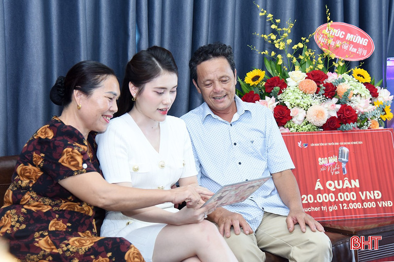 Mộc An cùng bố mẹ xem lại những hình ảnh ngày thơ bé. dsc-6160-copy-8888-2428.jpg