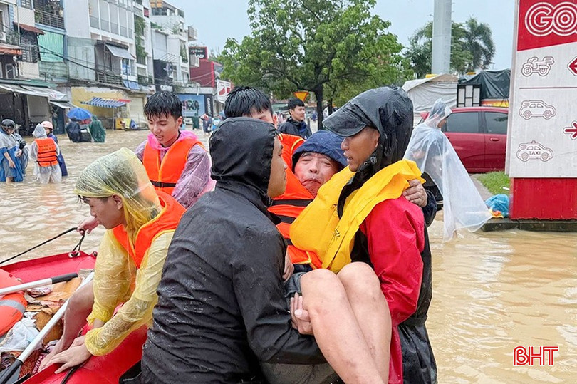 นายแมน (ขวา) พร้อมทีมงาน ช่วยเหลือชายชรา ขึ้นจากน้ำที่ไหลเชี่ยว bqbht_br_572981251-1990871795094814-6291337906308663747-n.jpg