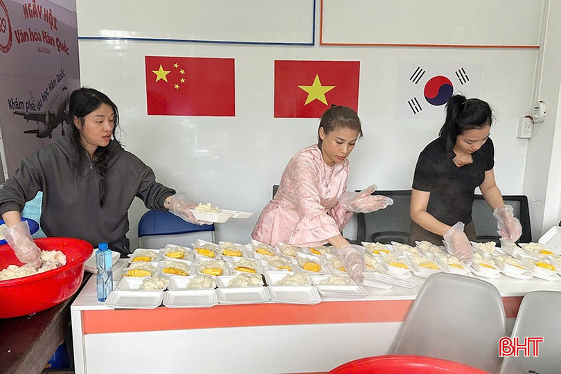 นางสาวหลาน เฮือง (กลาง) และเพื่อนๆ จำนวนมากได้เดินทางมาที่เมืองเว้เพื่อจัดตั้งโรงครัวสนามโดยไม่เสียค่าใช้จ่ายเพื่อสนับสนุนอาหารให้กับผู้คนในพื้นที่ประสบภัยน้ำท่วมหนัก bqbht_br_z7170200340499-af738f7f45445800b0752d48800f88c6.jpg