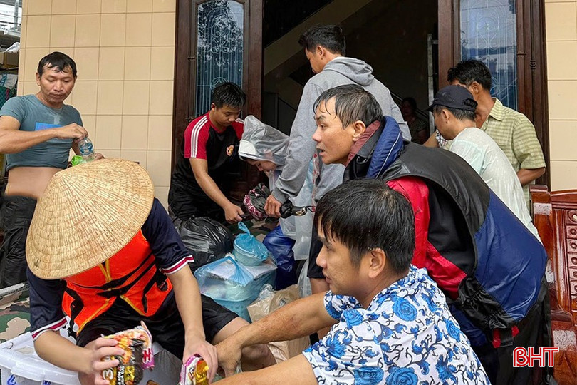 คุณทราน ซวน หวู่ และทีมงานช่วยกันเคลื่อนย้ายผู้คนไปยังที่ปลอดภัย bqbht_br_571440807-1990872155094778-993771845342785808-n-4829.jpg