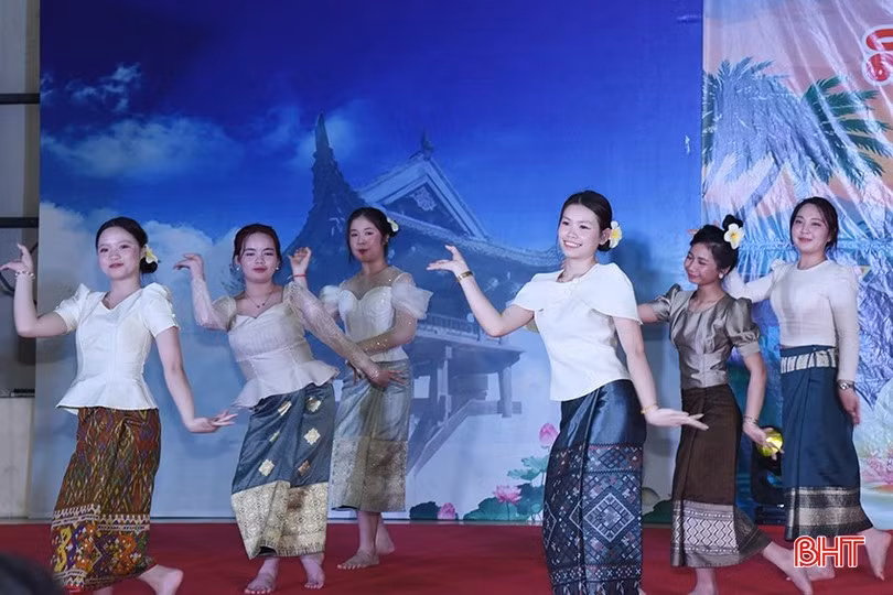 Lưu học sinh Lào tại Trường Đại học Hà Tĩnh hào hứng tham gia các hoạt động do nhà trường tổ chức.