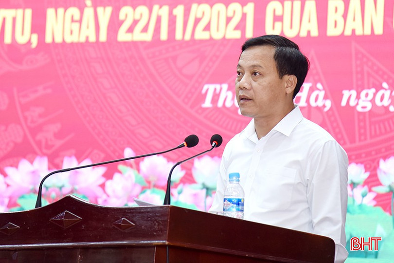 Phó Bí thư Huyện ủy, Chủ tịch UBND huyện Nguyễn Văn Khoa phân tích một số nội dung, kết quả trong thực hiện các nghị quyết. dsc-6580-copy-7379-8465.jpg