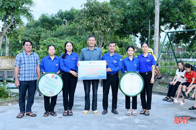 Đoàn xã - Hội LHTN xã Thạch Khê trao tặng công trình khu vui chơi trẻ em và người già tại thôn Thanh Lan. dsc-5918-copy-769-1862.jpg