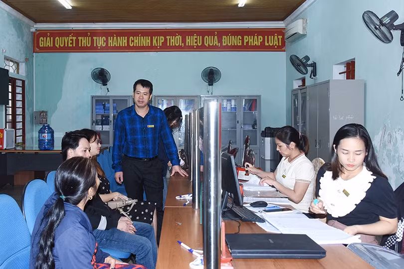 Các cán bộ, công chức sau sắp xếp ĐVHC cấp xã ở Hà Tĩnh thực hiện hiệu quả các nhiệm vụ (Trong ảnh: Cán bộ, công chức xã Nam Phúc Thăng (Cẩm Xuyên)).