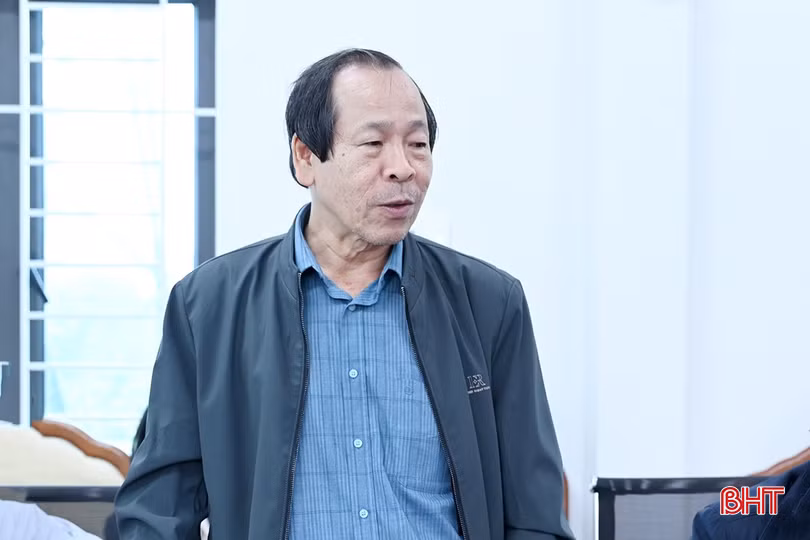 Phó Chủ tịch Thường trực Hội Khoa học Kinh tế tỉnh Nguyễn Xuân Thiều góp ý tại hội nghị.