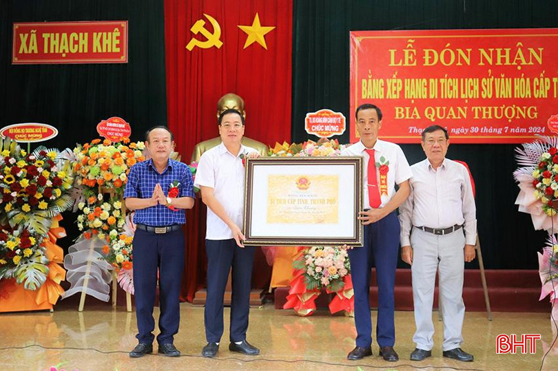 Phó Trưởng ban Dân vận Tỉnh ủy Bùi Xuân Thập, Giám đốc Bảo tàng tỉnh Đậu Khoa Toàn trao bằng di tích cho đại diện lãnh đạo xã Thạch Khê và dòng họ Trương. 1q.jpg