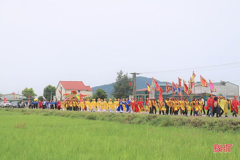Chính quyền và người dân rước bằng về khu mộ Tiến sĩ Trương Quốc Dụng. q22.jpg
