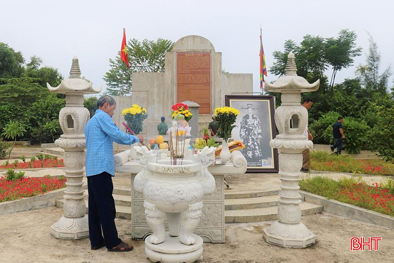 Người dân thắp hương nhân kỷ niệm 160 năm ngày mất Đông các Đại học sỹ Trương Quốc Dụng. q3.jpg