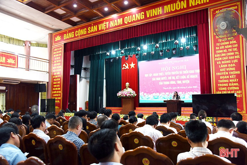 Trưởng ban Tổ chức Huyện ủy Bùi Thị Hoàng Oanh quán triệt văn bản liên quan đến đại hội Đảng các cấp. bqbht_br_dsc-7602-copy.jpg