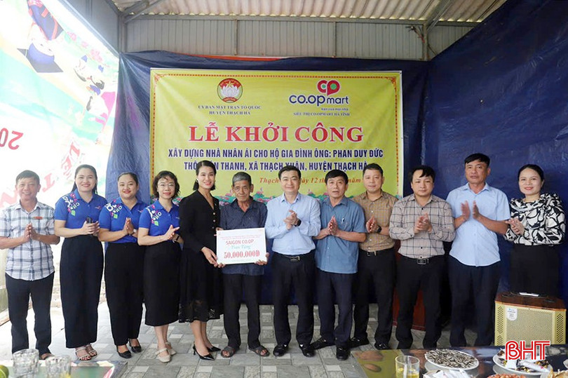 Lãnh đạo huyện Thạch Hà và Siêu thị Co.opmart Hà Tĩnh trao biểu trưng hỗ trợ tiền xây dựng nhà cho gia đình ông Đức. bqbht_br_2088b978-e945-496c-acfc-a90712c6c1d9.jpg