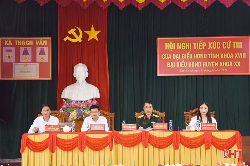 Chủ trì hội nghị.