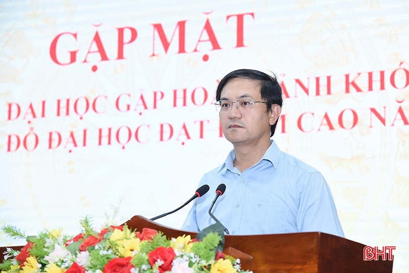 Phó Chủ tịch UBND huyện Nguyễn Bá Hà chúc mừng các em học sinh. DSC_0459 copy.jpg