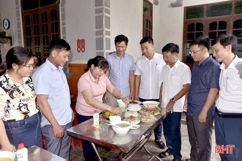 Chị Hường (người mặc áo hồng) được học kỹ năng cơ bản trong chế biến, trình bày món ăn khi tham gia lớp đào tạo nghề. 109d4210149t24981l0.jpg